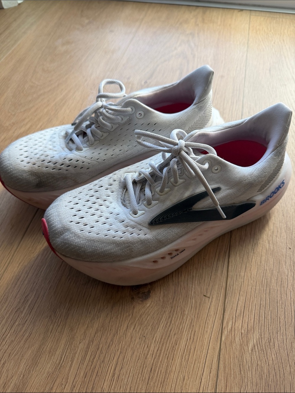 Brooks Women’s glycerin max White Running Shoes size 8.5